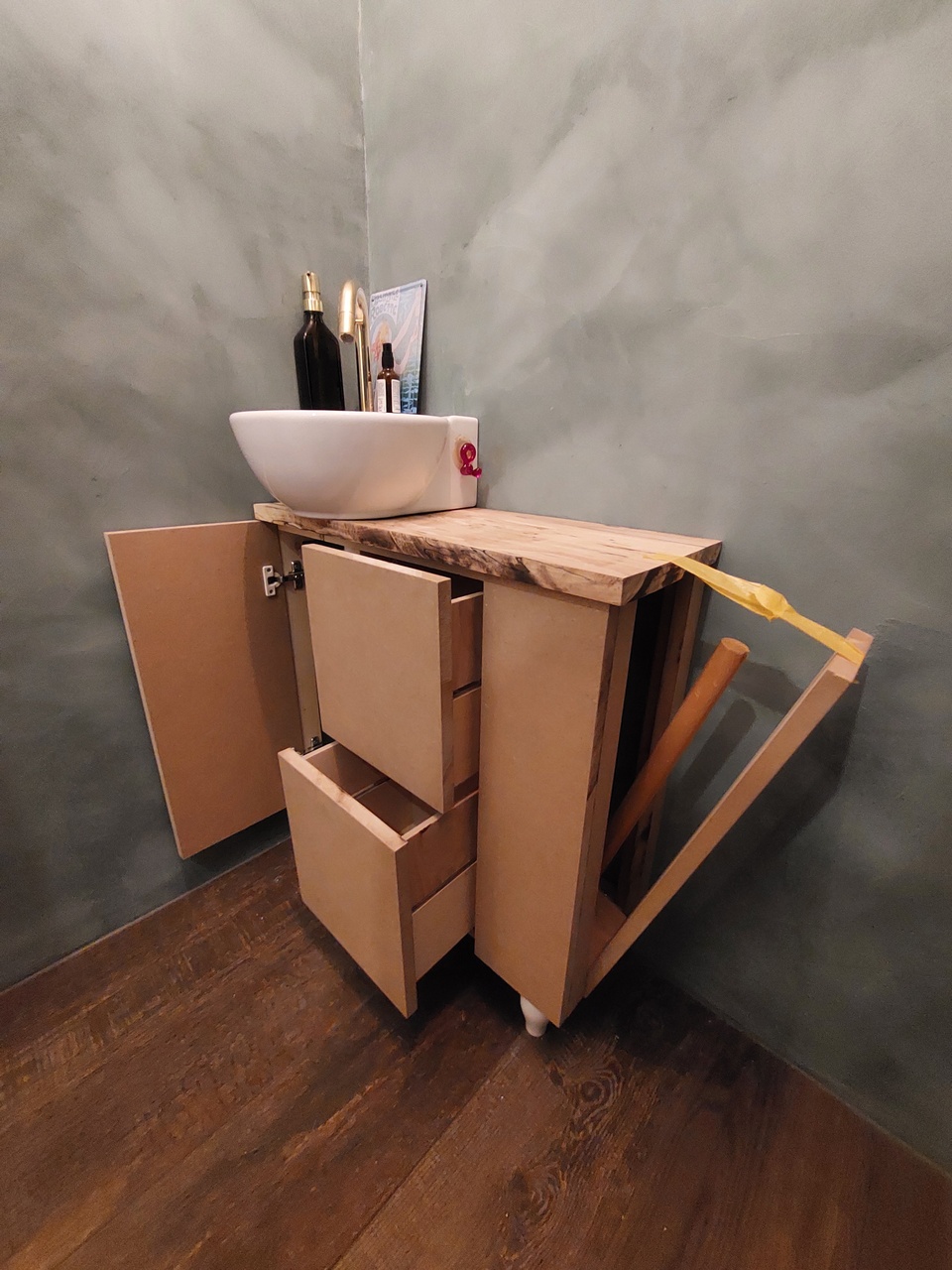 Kastje in het toilet met opbergmogelijkheden